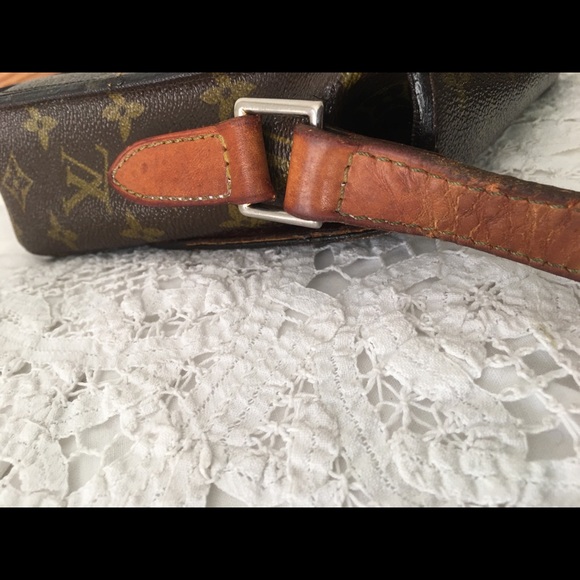 Authentic vintage Louis Vuitton cross body bag. - Picture 5 of 9